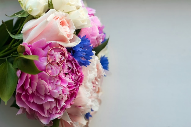 Bouquet da sposa con fedi nuziali