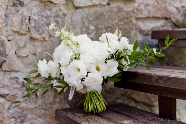 Bouquet da sposa con fiori bianchi