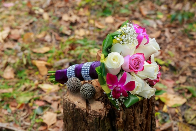 Bouquet da sposa con orchidee bianche, rose, margherite e bacche rosse