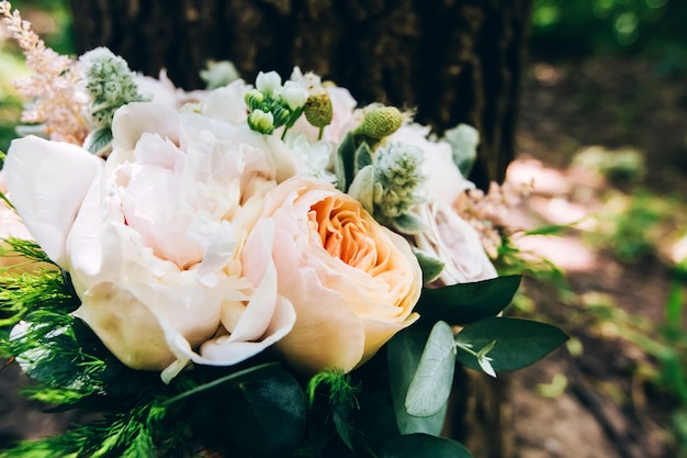 Bouquet da sposa con peonia rosa. bouquet con rose, peonie ed eucalipto.