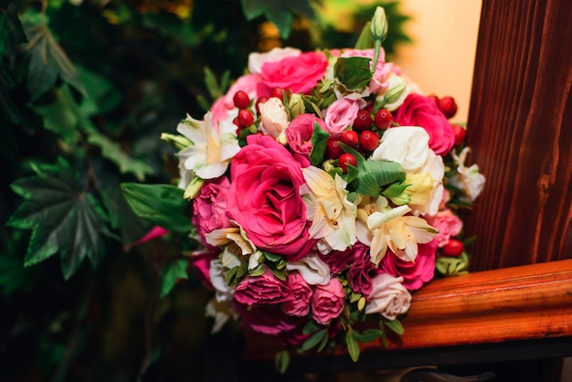 Bouquet da sposa con rose rosa e fiori bianchi