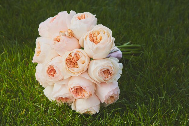 Bouquet da sposa della sposa all'erba