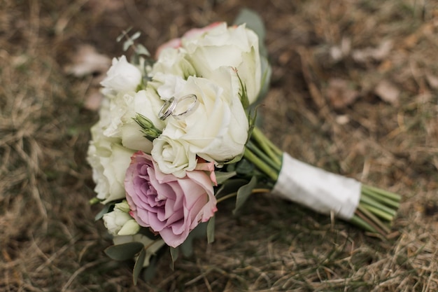 Bouquet da sposa della sposa con fedi nuziali