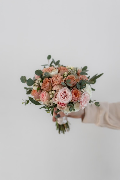 Bouquet da sposa della sposa nei delicati colori beige pesca e rosa