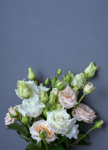 Bouquet da sposa della sposa su uno sfondo grigio. Copia spazio.