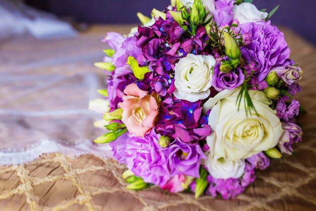 Bouquet da sposa di accessori da sposa rose bianche e viola.