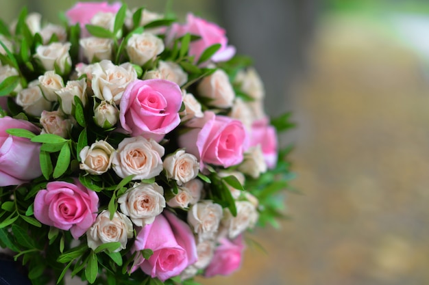 Bouquet da sposa di bellissimi fiori