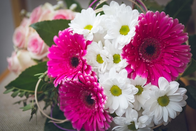 Bouquet da sposa di fiori bianchi e rossi