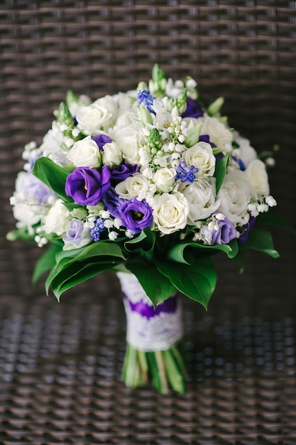 Bouquet da sposa di fiori bianchi e viola