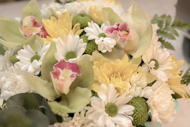 Bouquet da sposa di fiori diversi. Dettagli della cerimonia nuziale.