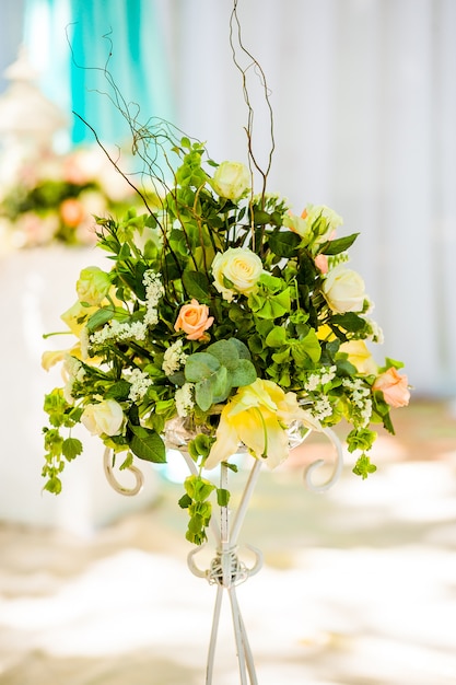 Bouquet da sposa di fiori diversi