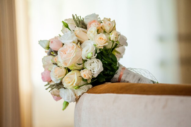 Bouquet da sposa di fiori diversi