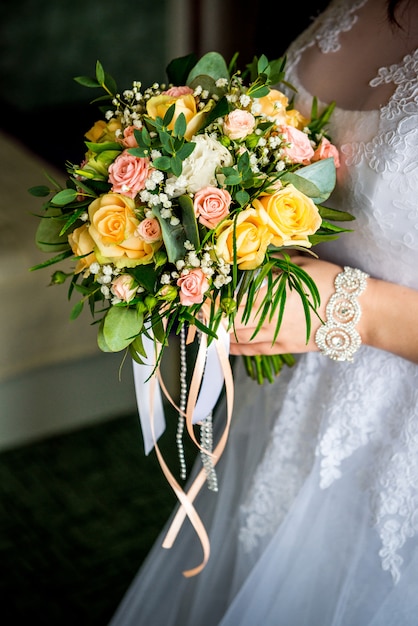 Bouquet da sposa di fiori diversi