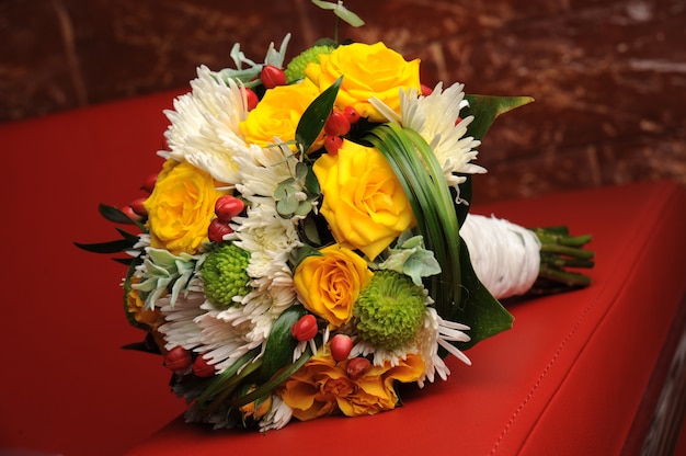 Bouquet da sposa di fiori diversi