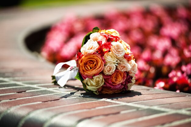 Bouquet da sposa di fiori diversi