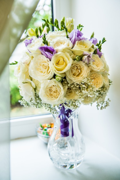 Bouquet da sposa di fiori diversi