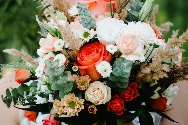 Bouquet da sposa di fiori e vegetazione