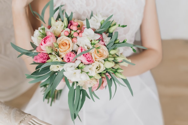 Bouquet da sposa di fiori nelle mani della sposa