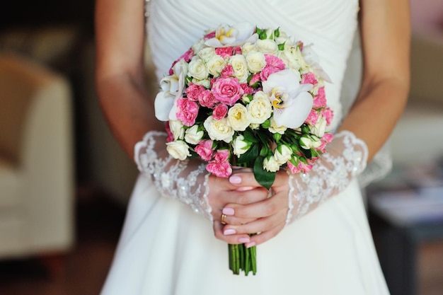 Bouquet da sposa di fiori tenuto da una sposa