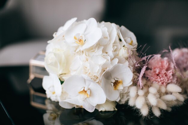 Bouquet da sposa di orchidee bianche su sfondo scuro