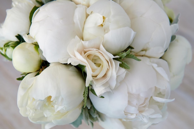 Bouquet da sposa di peonie bianche e ranuncoli Floristica di nozze