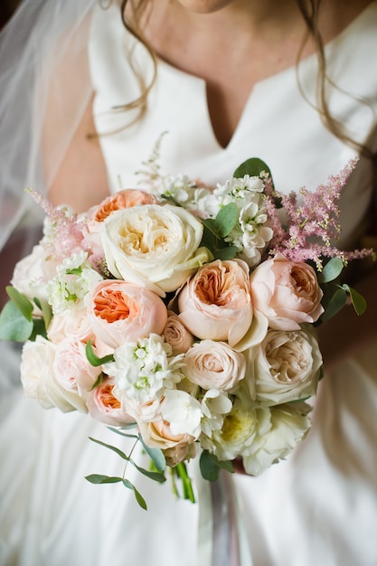 Bouquet da sposa di peonie bianche e rosa.