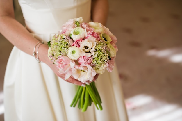 Bouquet da sposa di peonie bianche e rosa.