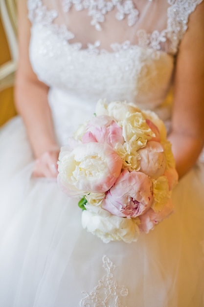 Bouquet da sposa di peonie bianche e rosa.