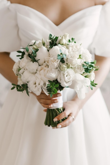 Bouquet da sposa di peonie bianche e rose