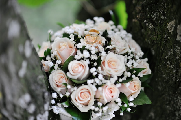 Bouquet da sposa di rosa con anelli