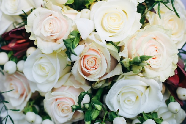 Bouquet da sposa di rose bianche bacche bianche e protea