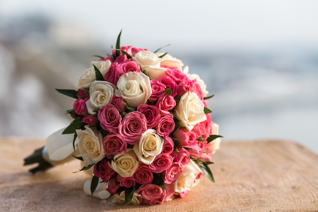 Bouquet da sposa di rose bianche rosse