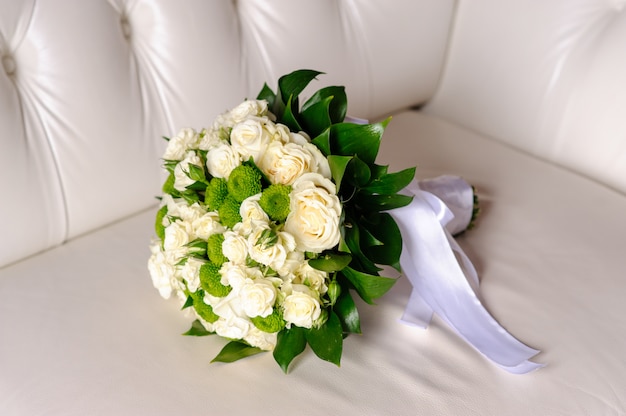 Bouquet da sposa di rose bianche