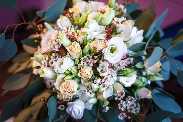 Bouquet da sposa di rose con anelli