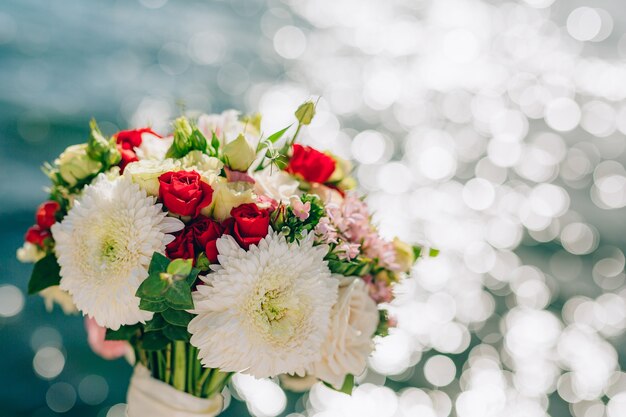 Bouquet da sposa di rose e crisantemi su uno sfondo textu