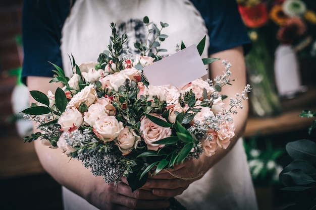 Bouquet da sposa di rose rosa bianche