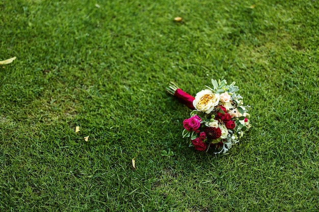 Bouquet da sposa di rose sdraiato sul prato