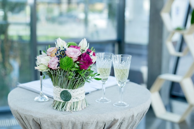 Bouquet da sposa e due bicchieri di champagne