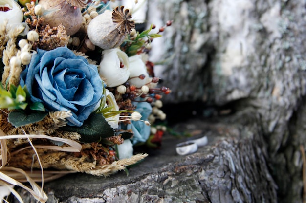 Bouquet da sposa e fedi nuziali