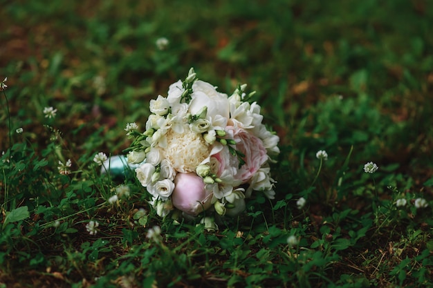 Bouquet da sposa elegante di rose e peonie bianche e rosa