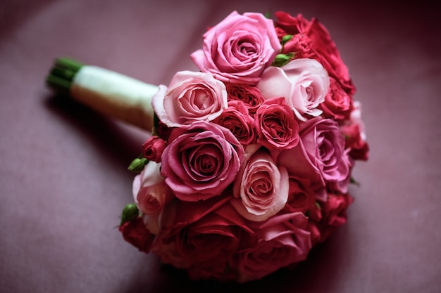 Bouquet da sposa. Fiori nuziali rose rosa e rosse