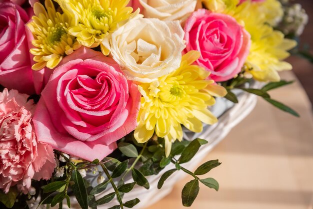 Bouquet da sposa fresco lussureggiante bouquet di fiori colorati bellissimi fiori per San Valentino e compleanno