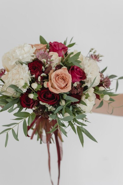 Bouquet da sposa in colori vivaci Rosa rossa rosa cappuccino eucalipto dianthus