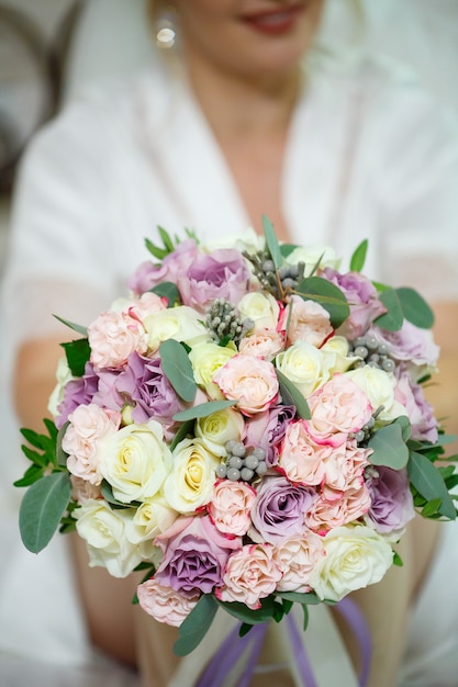 Bouquet da sposa nelle mani degli sposini