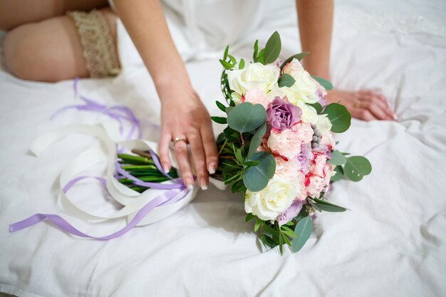 Bouquet da sposa nelle mani degli sposini