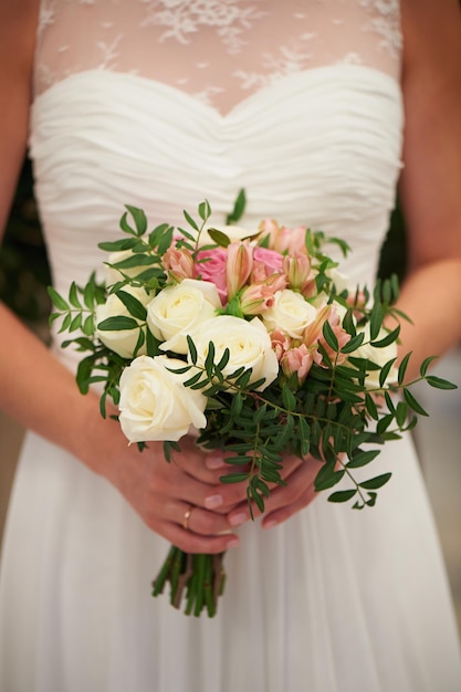 Bouquet da sposa nelle mani della sposa Colori delicati Rosa crema bianca