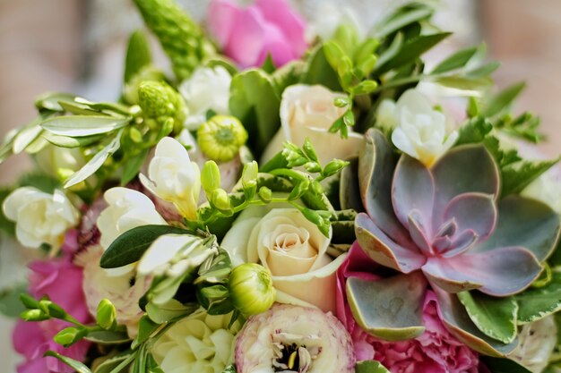 Bouquet da sposa nelle mani della sposa con piante grasse