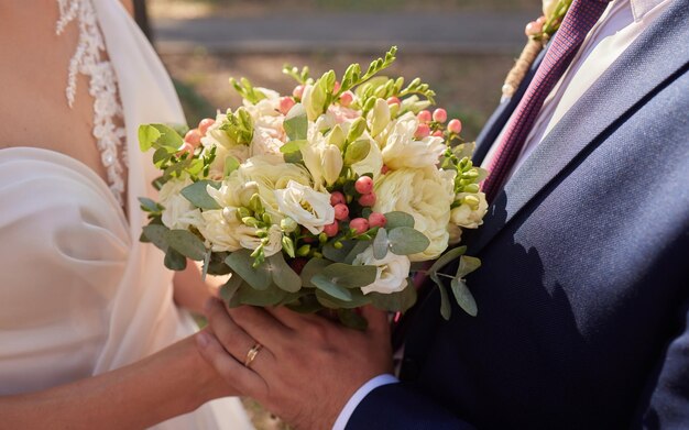 Bouquet da sposa nelle mani della sposa Sposa in giardino