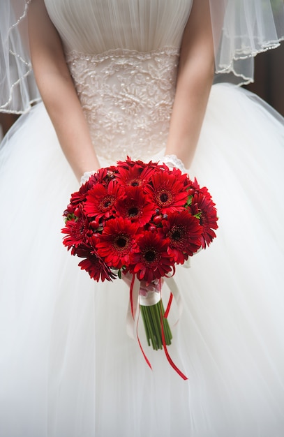 Bouquet da sposa nelle mani della sposa.