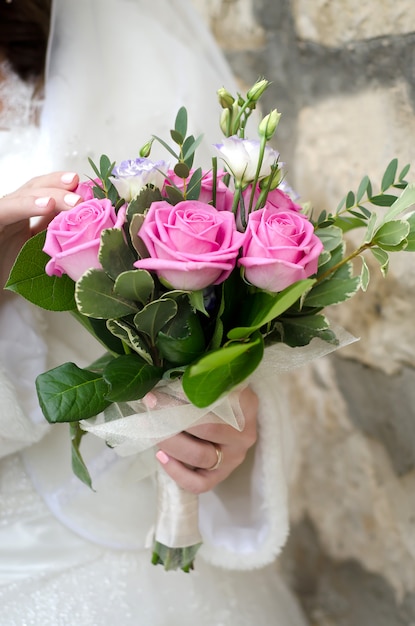 Bouquet da sposa nelle mani della sposa